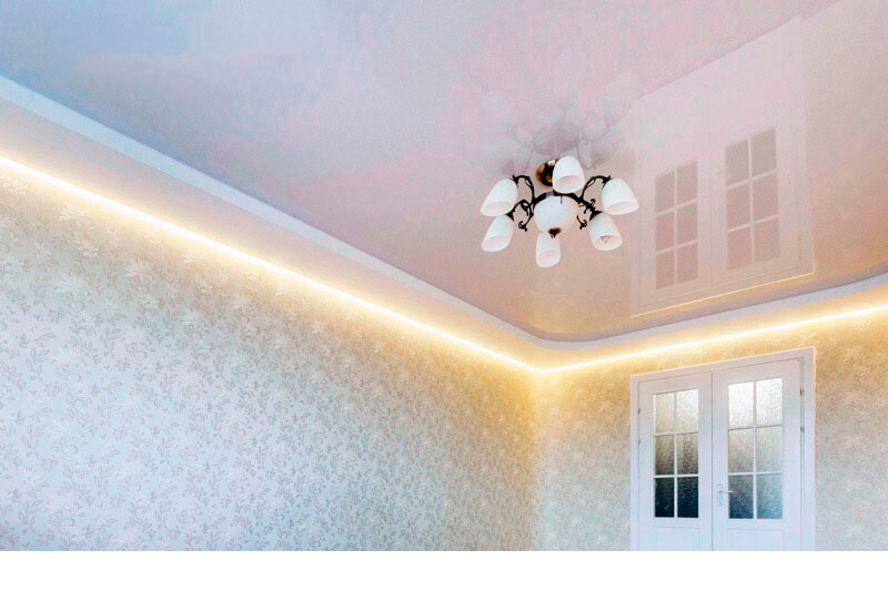 Глянцевый потолок, два уровня, подсветка по уровню.