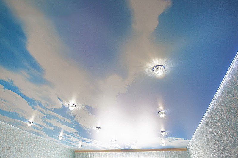 Матовый натяжной потолок с фотопечатью (облака)